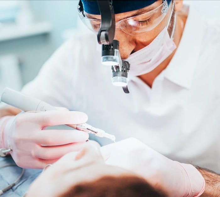 Endodontie Behandlung bei P4 Zahnärzte in Berlin - Wie führt der Arzt eine Wurzelkanalbehandlung durch?