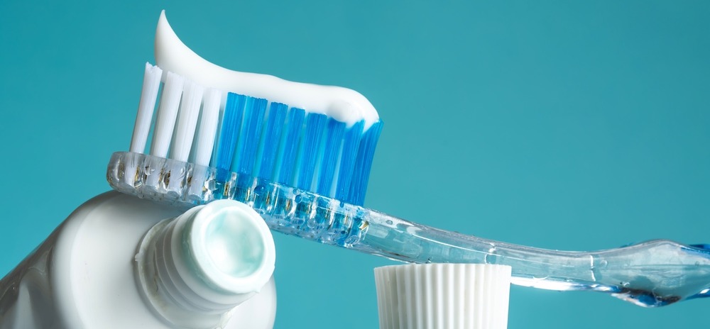 Teuer – nicht immer gut - Die Stiftung Warentest hat Sensitiv-Zahnpasten für schmerzempfindliche Zähnen untersucht. Dabei waren oft die preiswerten Produkte die besseren.